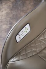 Fotel masujący DOPIO 69 cm beżowy eco skóra z masażem do salonu - obrazek 4