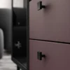 Nowoczesna komoda burgund do pokoju Kiss K-KOM1 Layman 4 Nowoczesna komoda burgund do pokoju Kiss K-KOM1 Layman 4
